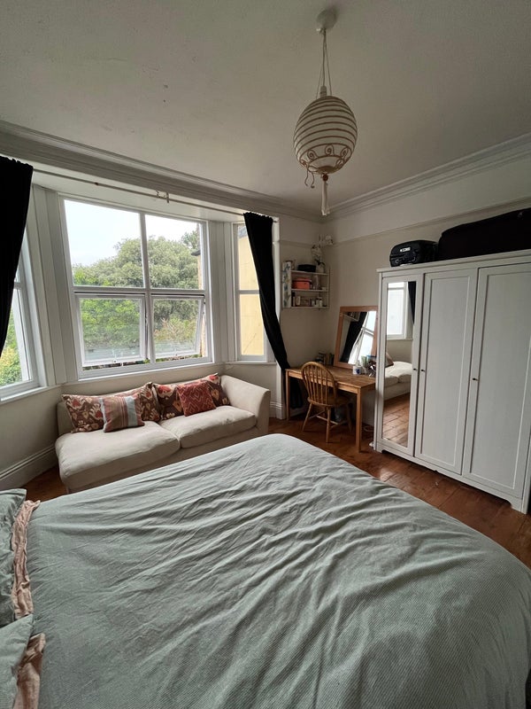 Room Downton Avenue in Greater London