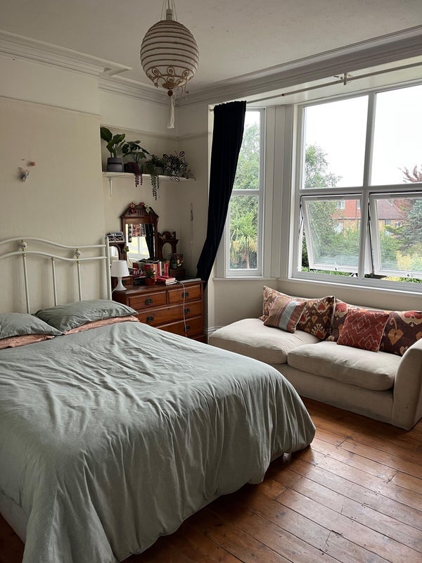 Room Downton Avenue in Greater London