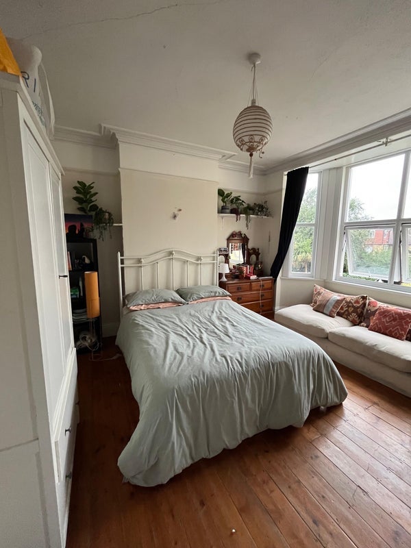 Room Downton Avenue in Greater London