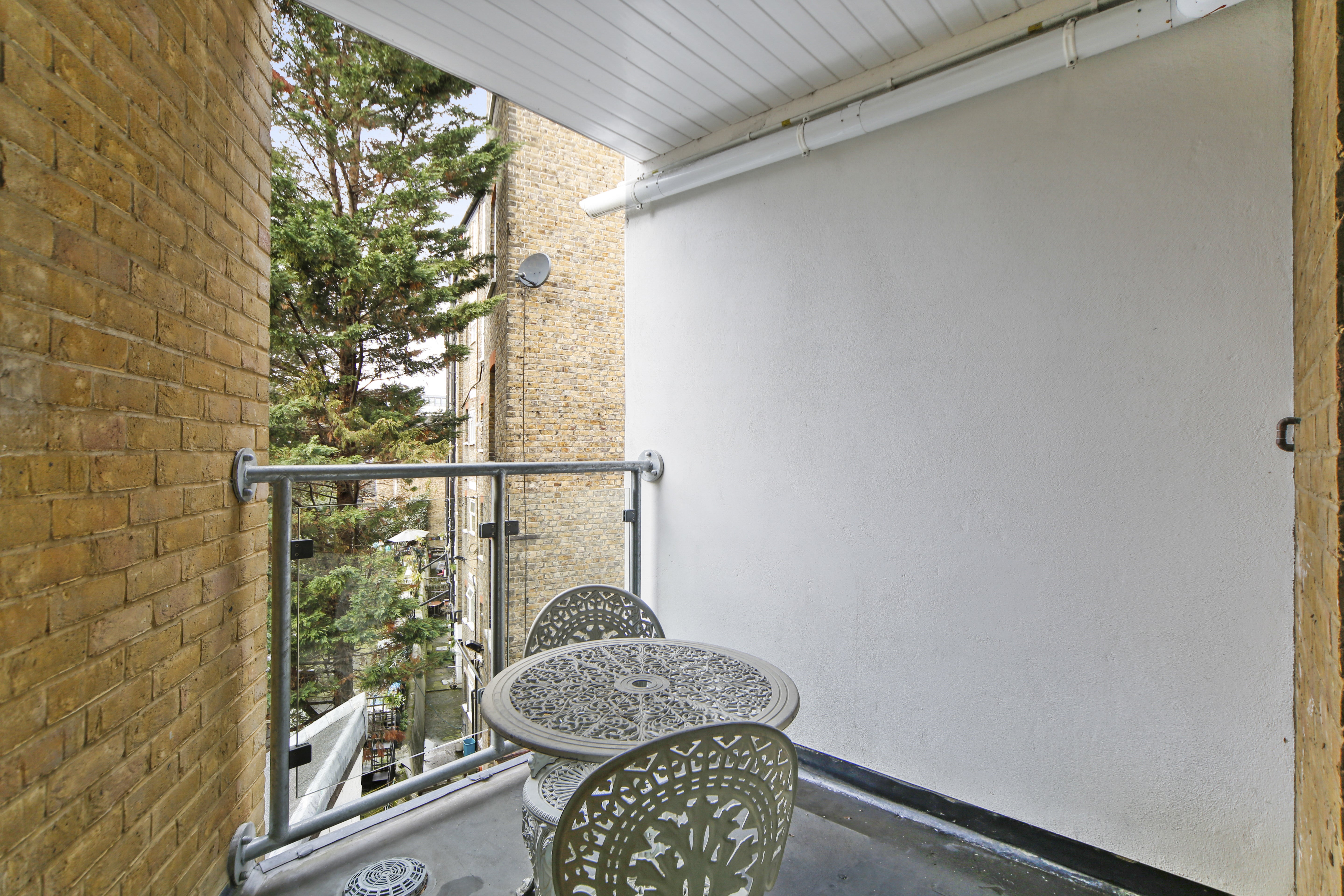 Flat Acton Lane in Greater London