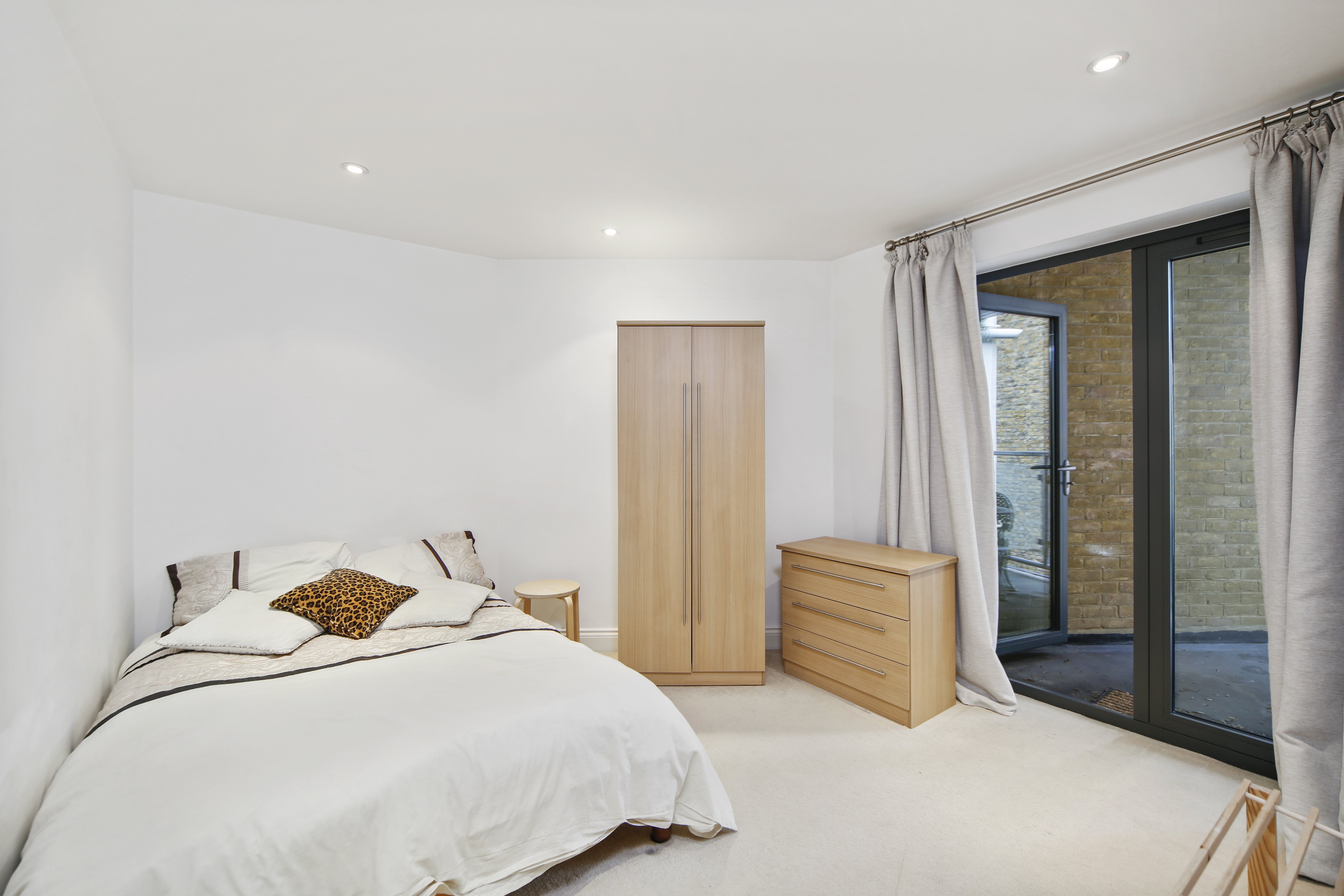 Flat Acton Lane in Greater London