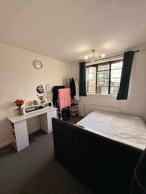 Room Hook Road in Greater London