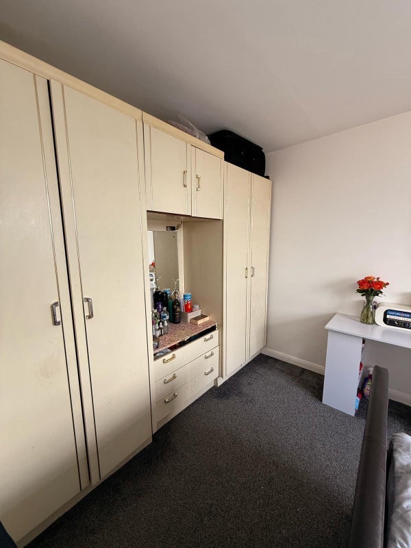 Room Hook Road in Greater London