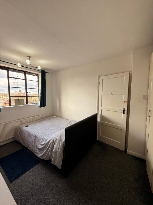 Room Hook Road in Greater London