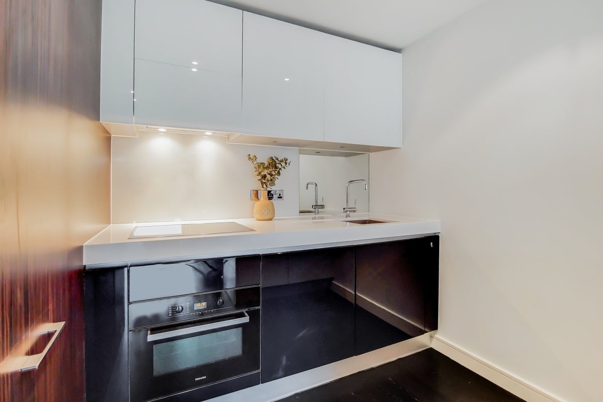 Flat Gatliff Road in City of Westminster