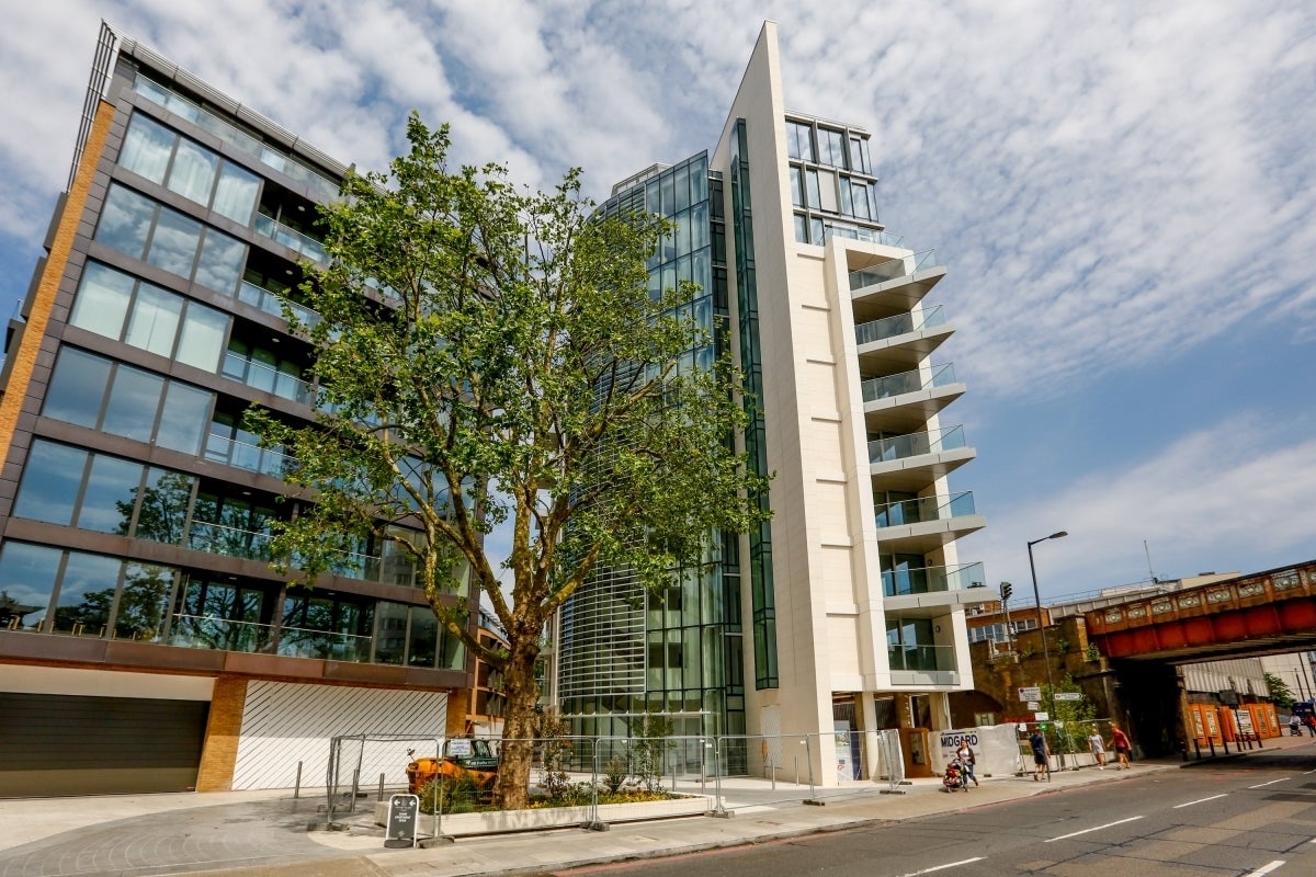 Flat Plaza Gardens in Greater London