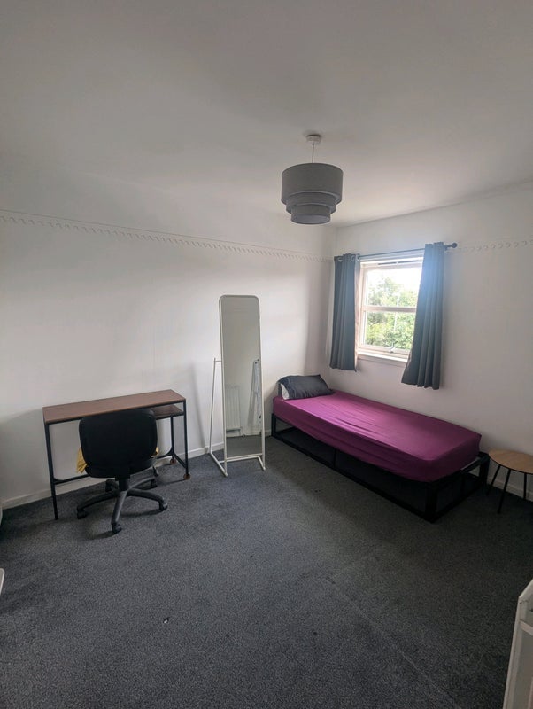 Room Liddesdale Road in Glasgow