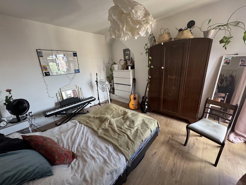 Room Coverton Road in Greater London