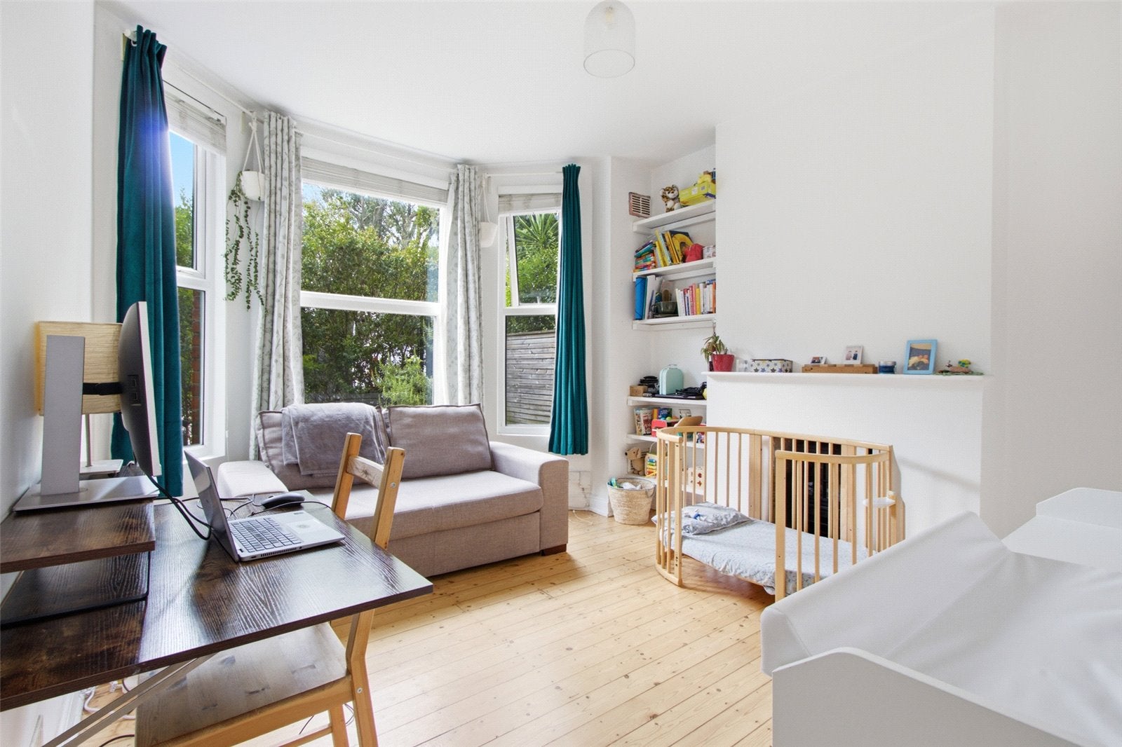 Flat Ashley Crescent in Greater London