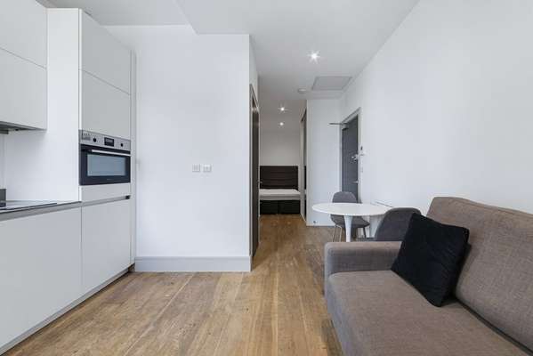 Flat Commercial Road in Greater London