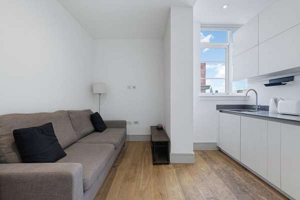 Flat Commercial Road in Greater London