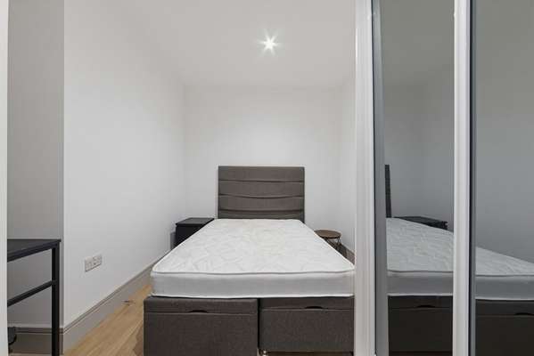 Flat Commercial Road in Greater London