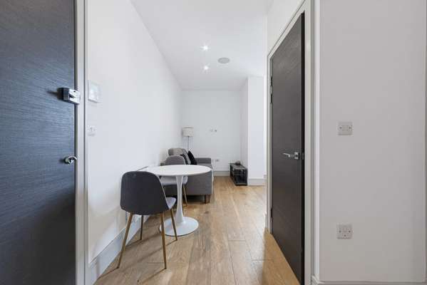 Flat Commercial Road in Greater London