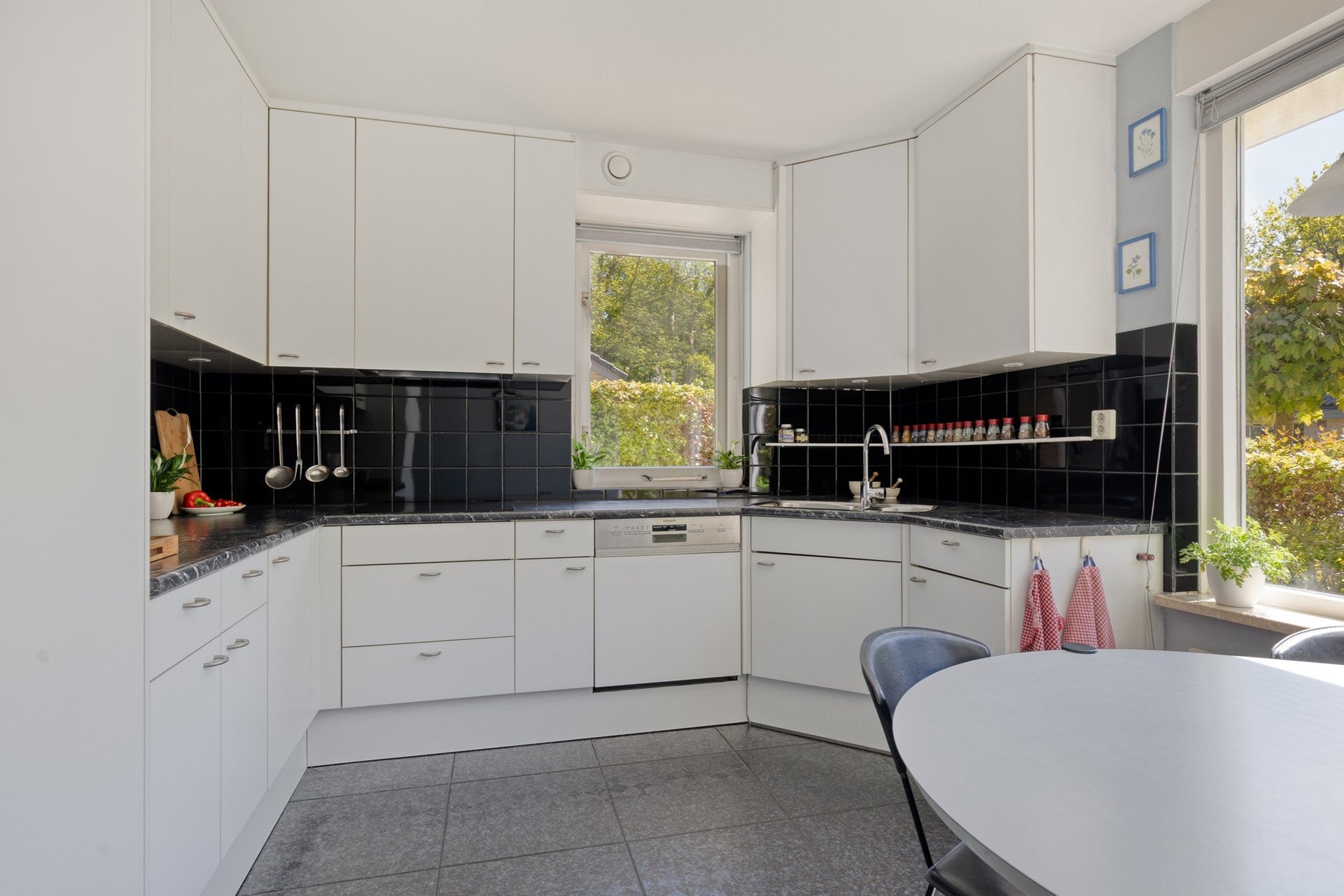 Twee-onder-één-kap te koop: Van Eijsingapark 5, Leiden