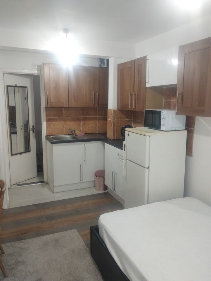 Room Mays Lane in Greater London