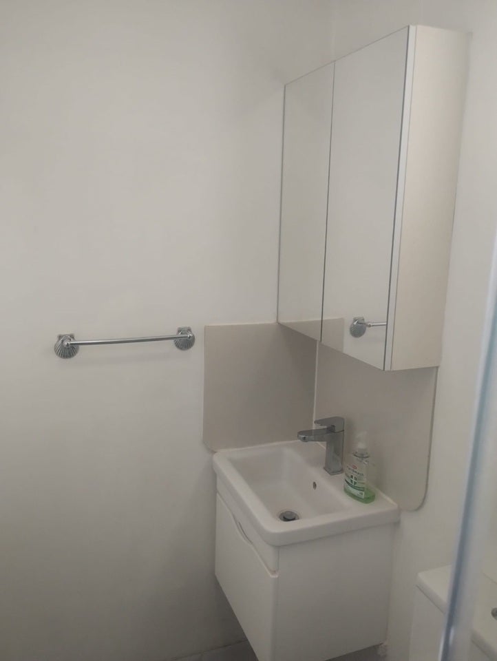 Room Mays Lane in Greater London