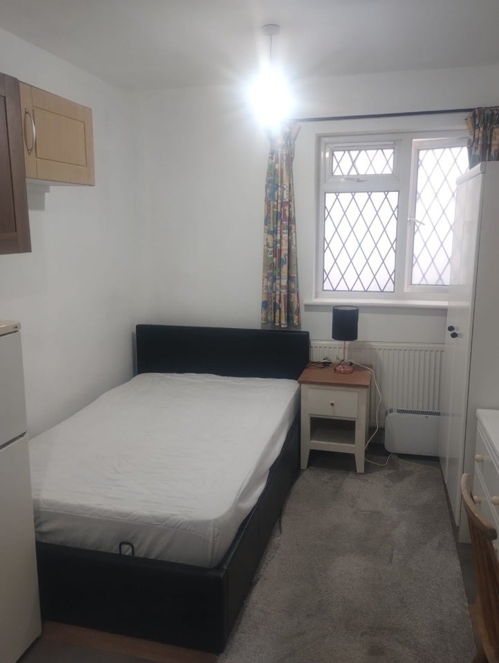 Room Mays Lane in Greater London