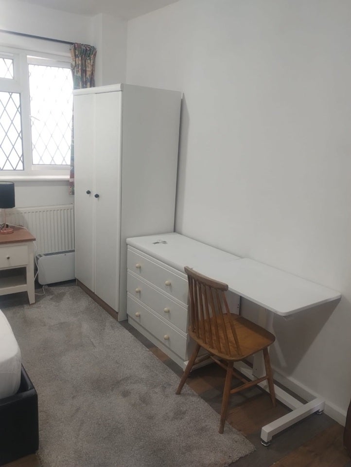Room Mays Lane in Greater London
