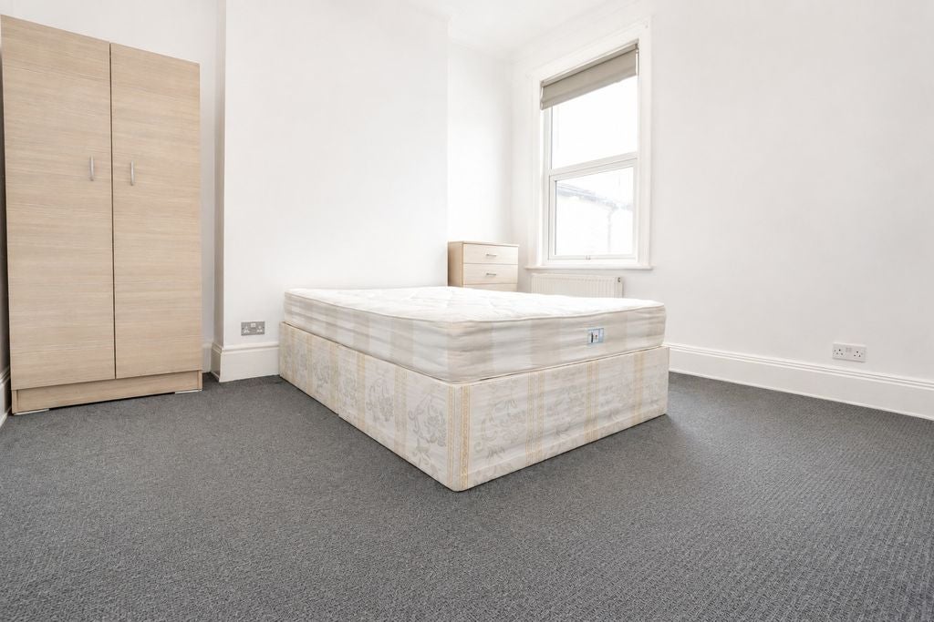 Flat Latymer Road in Greater London