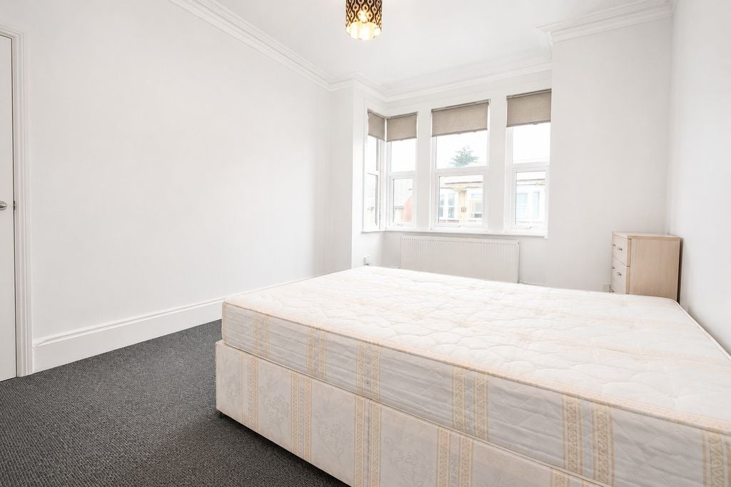 Flat Latymer Road in Greater London