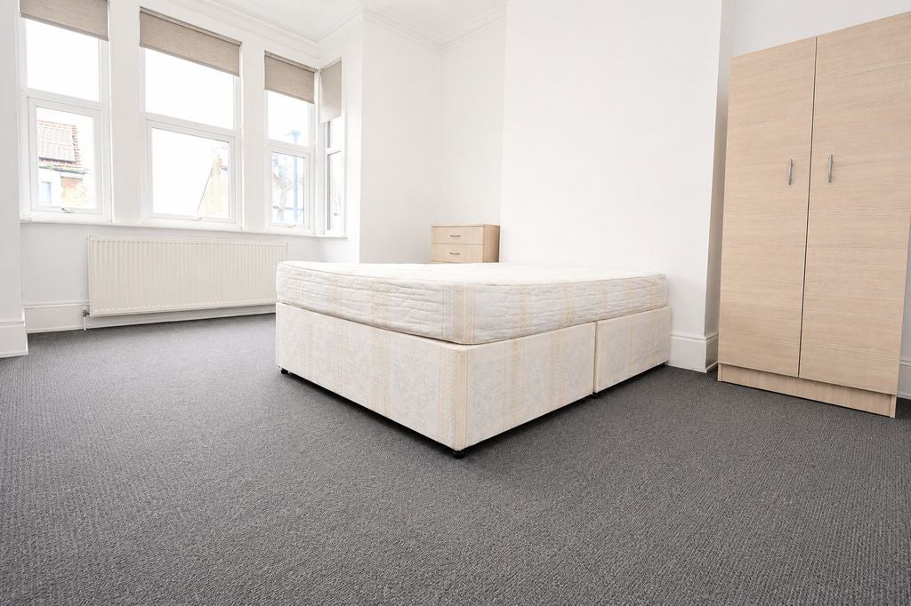 Flat Latymer Road in Greater London