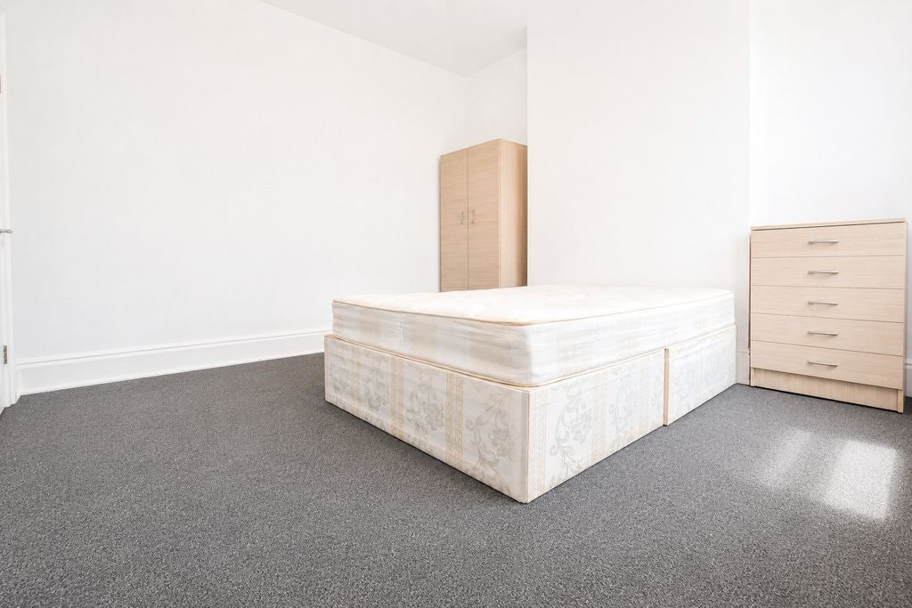 Flat Latymer Road in Greater London