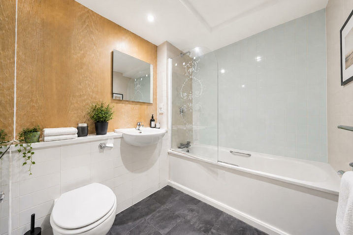Flat Westferry Road in Greater London