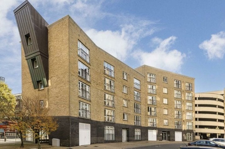 Flat Westferry Road in Greater London