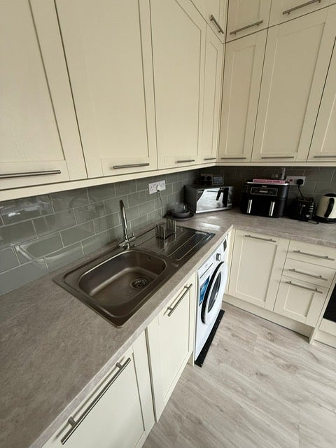 Room Buer Road in Greater London