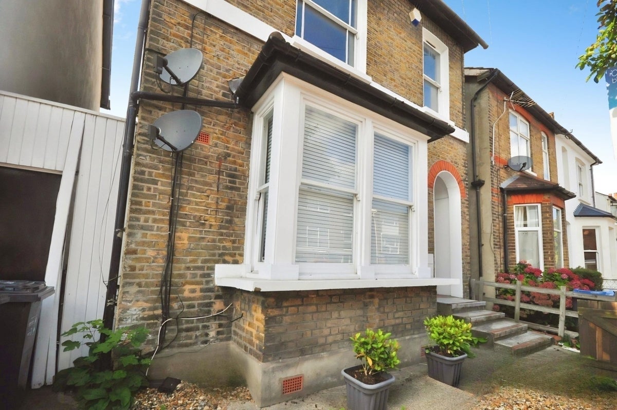 Flat Old Horsham Road in Mole Valley