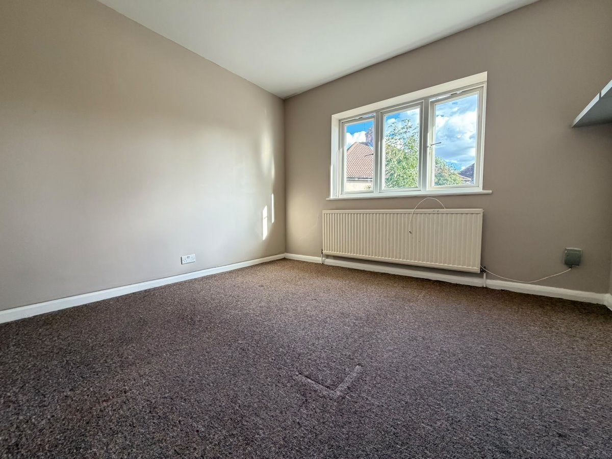 Flat Bransgrove Road in London