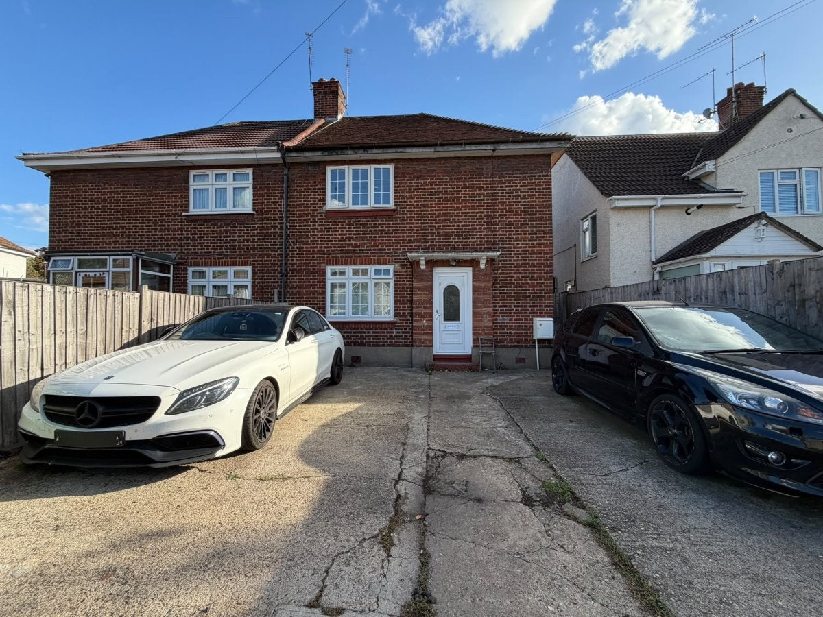 Flat Bransgrove Road in London