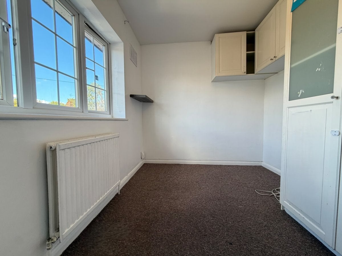 Flat Bransgrove Road in London