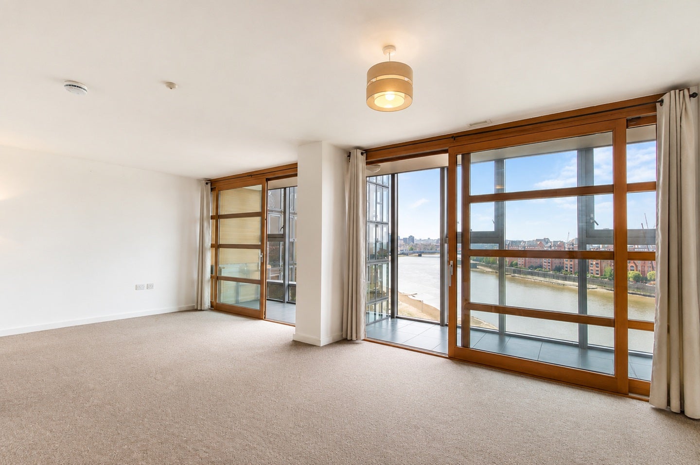 Flat Lombard Road in Greater London
