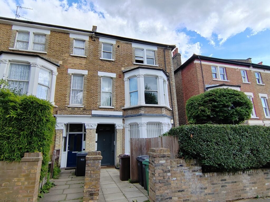 Flat Douglas Road in Greater London