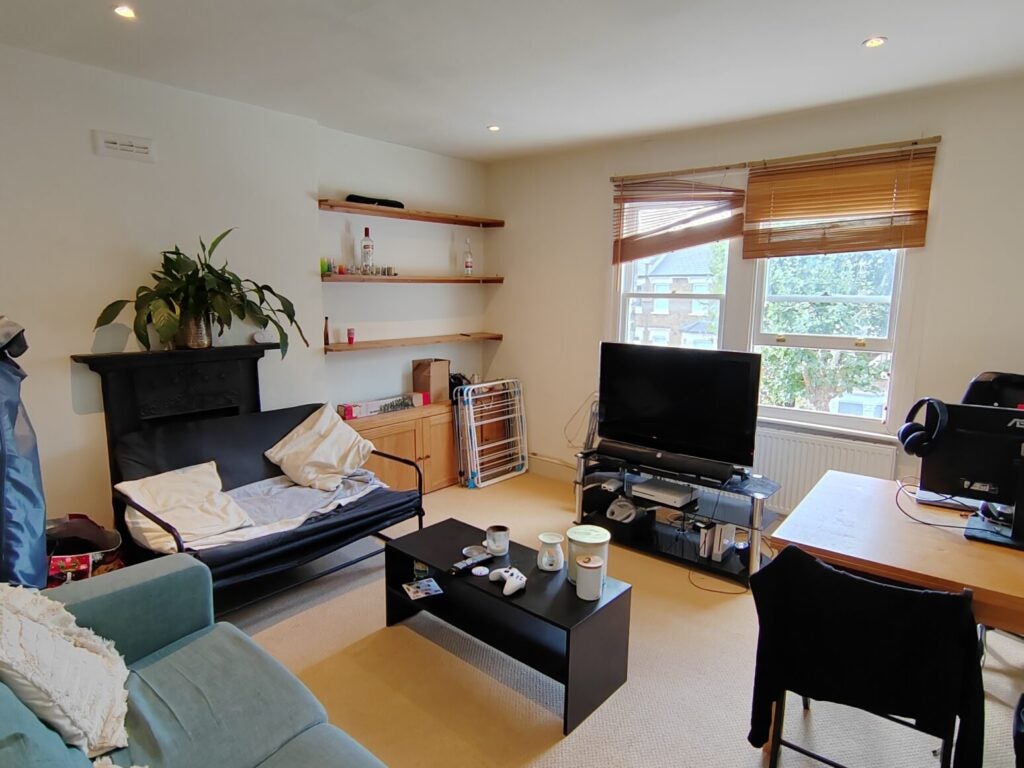 Flat Douglas Road in Greater London