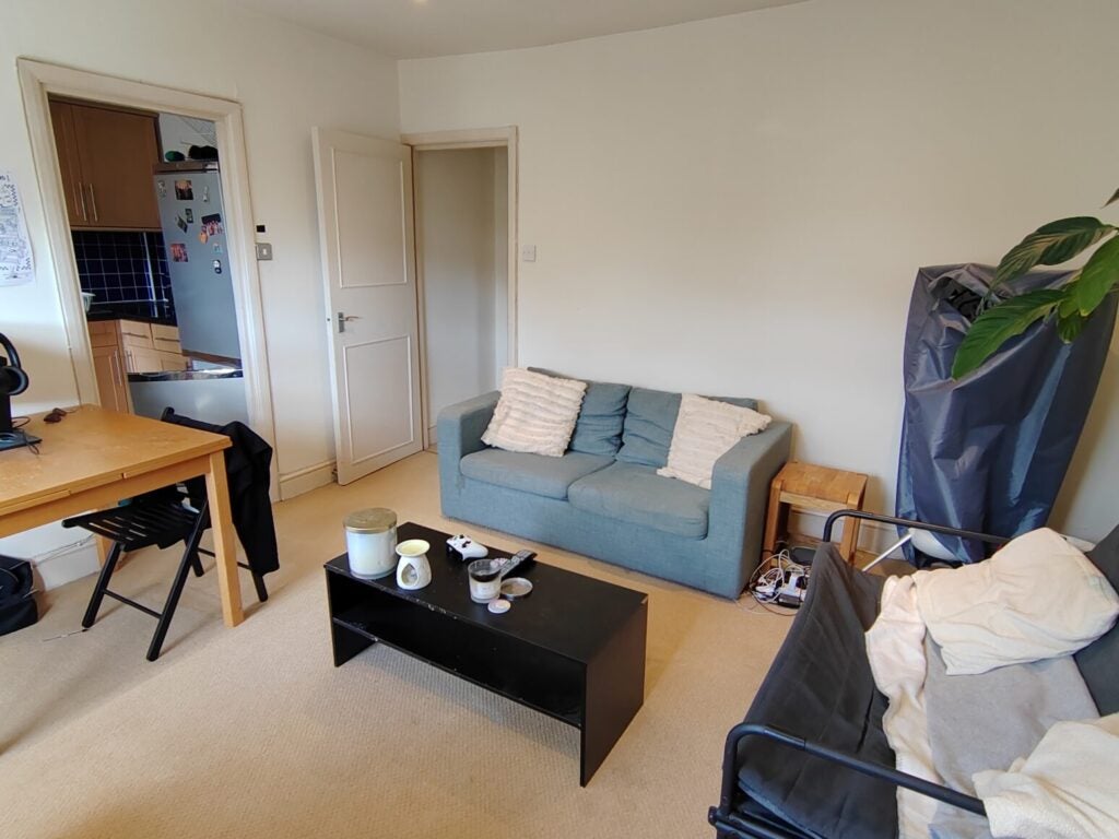 Flat Douglas Road in Greater London