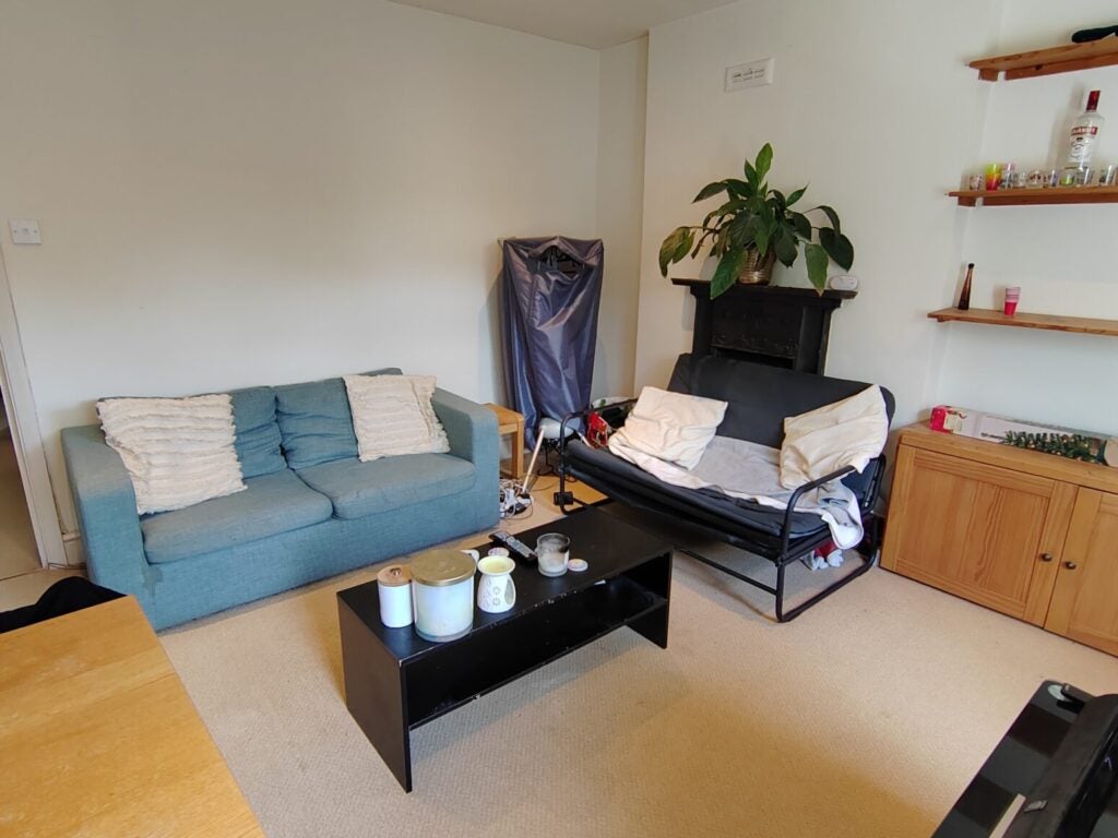 Flat Douglas Road in Greater London