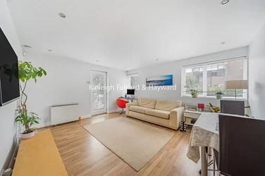 Flat Rotherhithe Street in Greater London