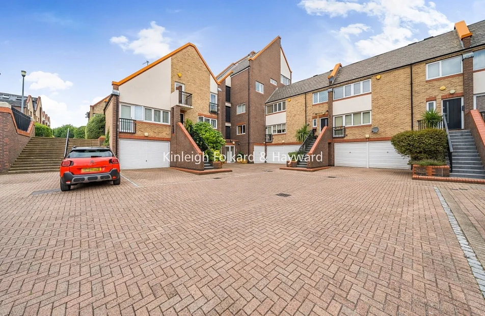 Flat Rotherhithe Street in Greater London