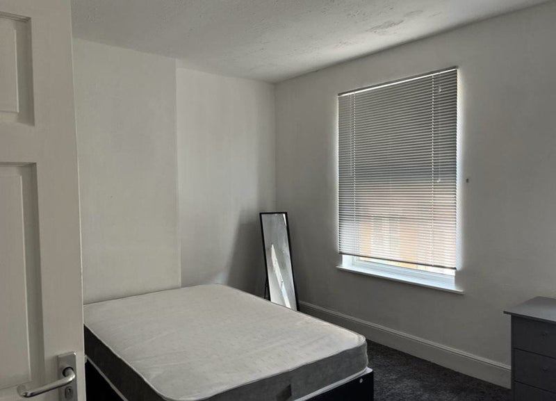 Room Birrell Road in Nottingham