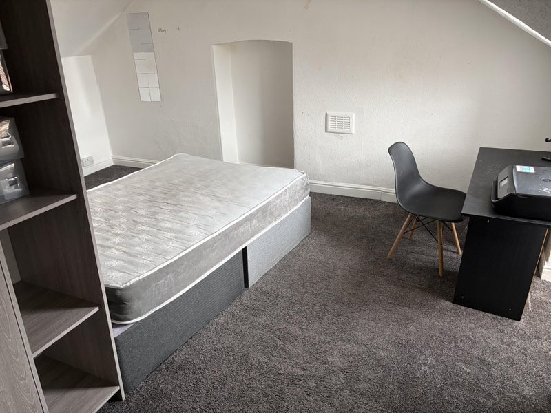 Room Birrell Road in Nottingham