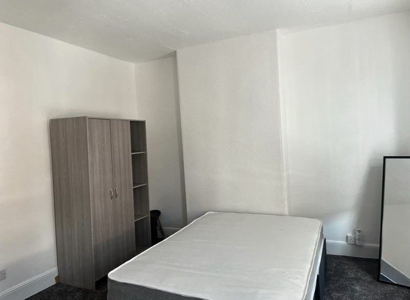 Room Birrell Road in Nottingham