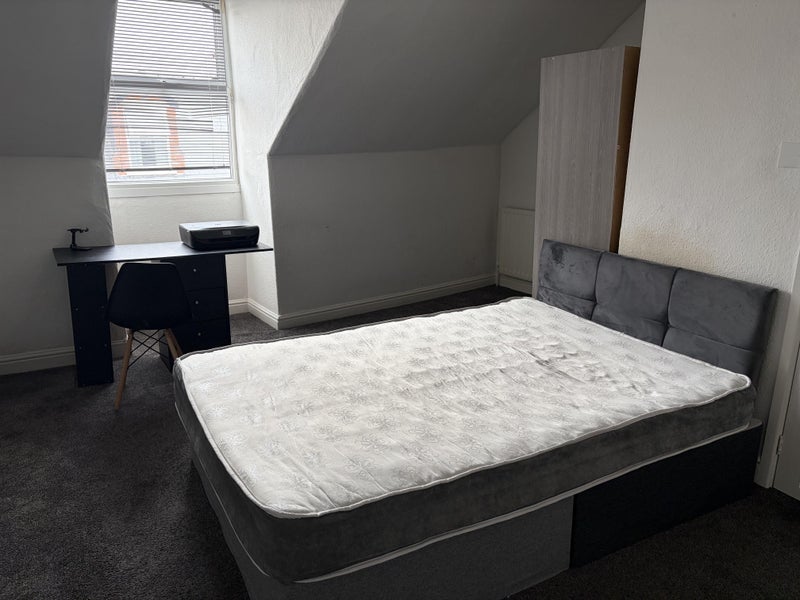 Room Birrell Road in Nottingham