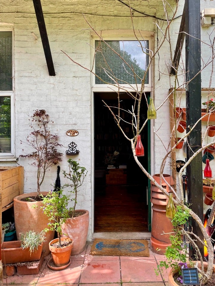 Flat Chichele Road in Greater London
