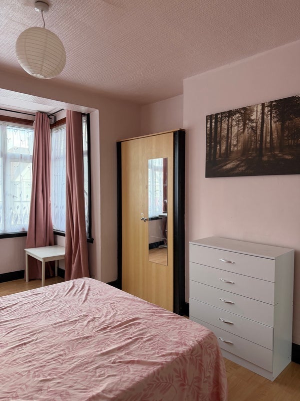 Room Rosslyn Crescent in Greater London