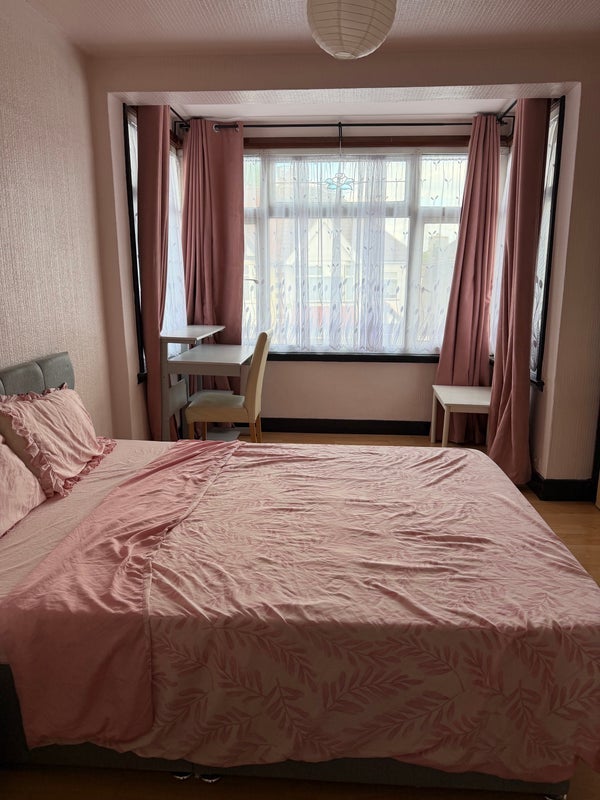 Room Rosslyn Crescent in Greater London
