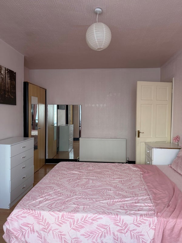 Room Rosslyn Crescent in Greater London