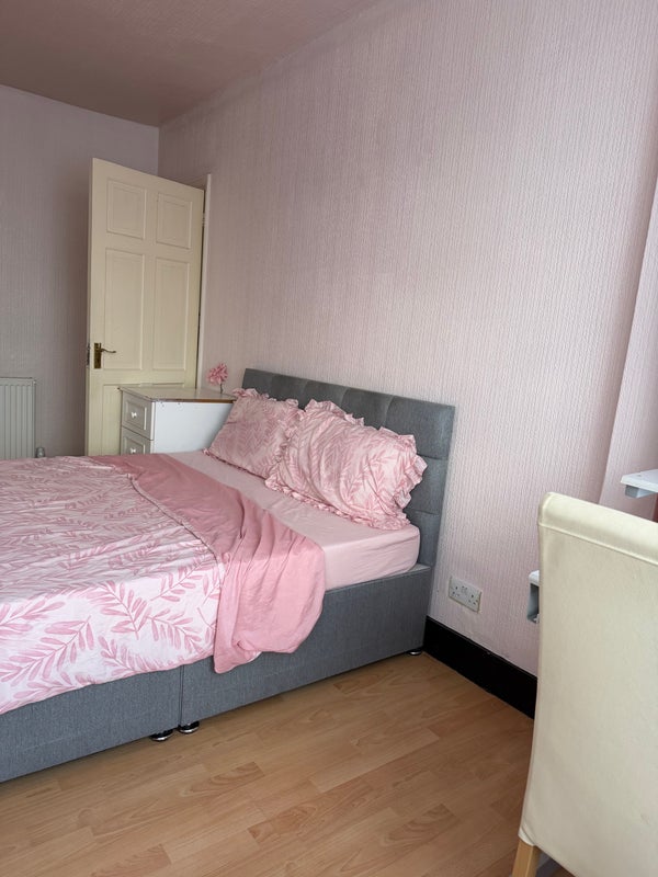 Room Rosslyn Crescent in Greater London