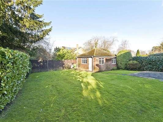 House The Knoll in Elmbridge